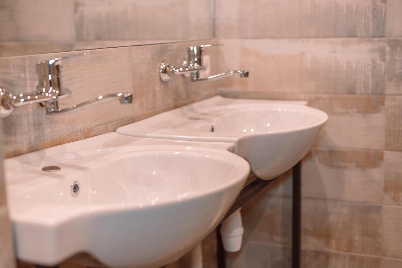 Tomiris Lady'S Capsul Hostel Only For Women Almaty Ngoại thất bức ảnh